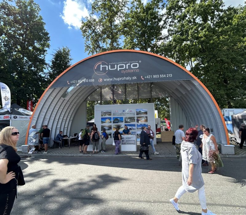 Ekspozycja HUPRO SYSTEMS SE na Země živitelka 2025 w Czeskich Budziejowicach – prezentacja nowoczesnej hali łukowej.