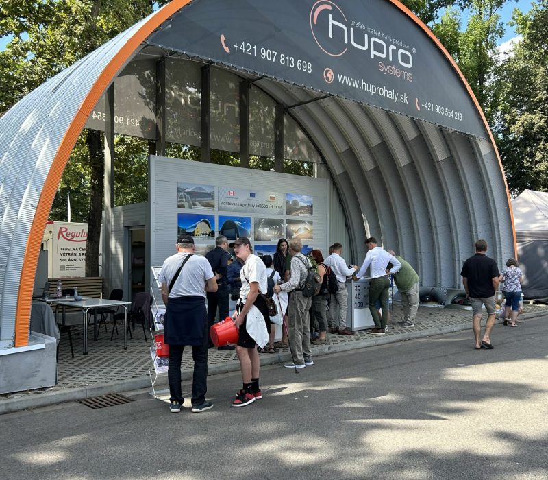 Odwiedzający przy ekspozycji HUPRO SYSTEMS SE podczas Země živitelka 2026 w Czeskich Budziejowicach.
